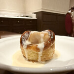 ファンタジースプリングス・レストラン - 鈴の音とともにワゴンサービスがやってきました　パイ生地につつまれたホタテのクリームソース　熱々で美味しかったです