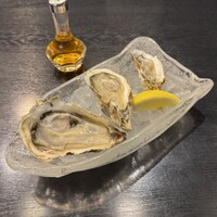 かなわ - 生かき3種類盛り合わせ、手前２つが大黒神で奥の１つが先端です。左奥には牡蠣に垂らすと美味しいと言われるスコッチウイスキー