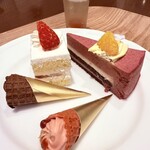 ファンタジースプリングス・レストラン - ストロベリーのショートケーキ　カシスとオレンジのムース　ミニコーン（チョコレート　ストロベリー）　リンゴゼリー　ディカフェのコーヒーもあります