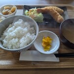 ごはんや 九 - ランチ（エビフライと白身魚フライ）