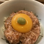 コトノハ - 小さいマグロ丼（300円）
      ワサビをオン