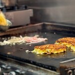 お好み焼き 城土井 - じゃんじゃん焼いてる所作の1つ1つが美しい(≧◡≦)