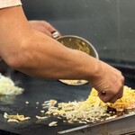 お好み焼き 城土井 - 鉄板を休ませないのは人気の印 ദ്ദി˙◡･)