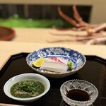 道人 - ③お造り ・真鯛(兵庫県明石産)　・皮剥(兵庫県淡路島産)、皮剥肝ポン酢を添えて