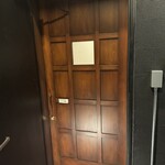 天ぷら あらたみかわ - 2階の入り口｡真ん中の磨りガラスに「あらた みかわ」の文字｡（でも角度が悪く背景の白い壁と馴染んでしまい､よく見えない｡）