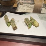 天ぷら あらたみかわ - アスパラもほろ苦い香りと揚げの香りが合わさって旨い｡