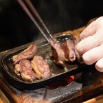 鷹匠鍋 あか羽 - 最後の仕上げは脂をじっくり焼く