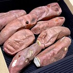 蔵出・焼き芋かいつか つくば店 - 開けてみるとふわっと広がる甘い香り( ˊ꒳​ˋ )✿
                                一本150㌘前後のちょうどいい大きさの焼き芋が8本入っています♪