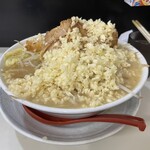 ラーメン 富次郎 堀町店 - 裏のにんにくの山