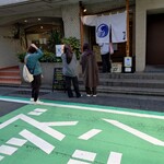 情熱海鮮 サンボ - お昼時の待ち行列！（当然ですが…！）