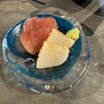 沖縄 日本酒 青二才 - お通しはマグロとイカのお刺身