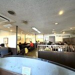 百年亭 - 開店時から店内は満席です。