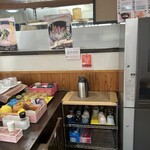 武蔵野うどん真打 - 給水茶機の横にポットで置いてあるお出汁、お茶代わりに毎回頂いてます