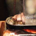 鷹匠鍋 あか羽 - 仕上げの脂を焼き切る