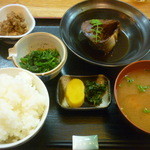 おんじき家ふうど - 日替り定食（さばの煮付け、あしたばのお浸し、筍肉味噌、沢庵、高菜、味噌汁、ご飯）