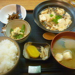 おんじき家ふうど - 日替り定食（ひき肉豆富、きびなご、インゲン卵和え、沢庵、なめこ、味噌汁、ご飯）