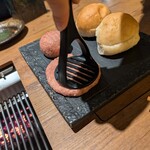 焼肉 牛者 - ペタっと押してパテ作り