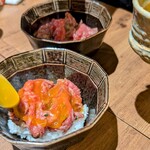 焼肉 牛者 - 牛丼に卵黄ソースで仕上げ中