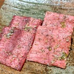 焼肉 牛者 - 右がエロタン、左が塩タン