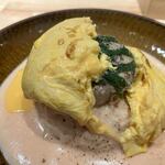 はんばーぐとおむらいすのお店 いくら - ふんわりオムライスを割ると下には自慢のハンバーグとバターライスの登場、ハンバーグには大葉もトッピングされてました。