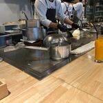 はんばーぐとおむらいすのお店 いくら - ３０分程並んでカウンターに案内されました。
 
カウンターではお店の方が手際よくオムレツを焼いてるのが見れましたよ。