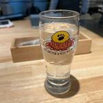 はんばーぐとおむらいすのお店 いくら - いただいたお水のカップにも可愛らしいお店のロゴが描かれてます。