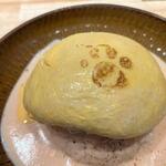 はんばーぐとおむらいすのお店 いくら - オムライスのソースは選べたんで博多明太クリームソースをお願いしました。
 
ふわふわ玉子の上には可愛らしい犬の肉球の焼印が押されてましたよ・・・