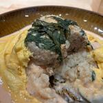 はんばーぐとおむらいすのお店 いくら - ハンバーグは表面にパン粉が付いてサクサクの食感も味わえる中まで火の通った肉々しいハンバーグですよ。