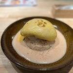 はんばーぐとおむらいすのお店 いくら - 程なく注文したハンバーグオムライス１６００円の出来上がりです。
 
やっぱり見事なビジュアルのハンバーグオムライスですね。
 