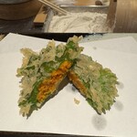 天ぷら あらたみかわ - ウニの大葉包み｡コレも定番｡火が入ってウニがホッコリ｡