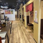 ワンダーステーキ - 店内入るとこんな感じ
通路の右側が半個室部屋