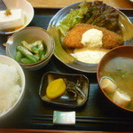 おんじき家ふうど - 日替り定食（サーモンフライ、スナックエンドウ、冷や奴、きびなご、沢庵、味噌汁、ご飯）