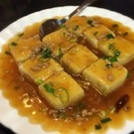 台湾家庭料理 福味香 - 「台湾風揚げ豆腐(680円)」。この店流の家常豆腐でしょうか。軽く油に通した(炒めた？)豆腐はプルンプルン。サッパリ甘辛餡が非常に食べやすく、メチャクチャ白ご飯が欲しくなる品♪