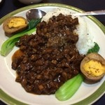 台湾家庭料理 福味香 - 「台湾鹵肉飯(780円)」。ルーローファンと発音してたのでスタッフはやはり中国人ですかね。豚肉の細切れを煮込み白飯にぶっかけたもの。独特な味付けでどう説明して良いか分かりませんが、ウマイっす！