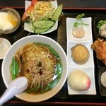 台湾家庭料理 福味香 -  「台湾飲茶セット(980円)」。選べるラーメン、点心6品、サラダ、プチデザート、選べるお茶がセットになったゴージャスな品。ラーメンは台湾ラーメンを、お茶はプーアル茶をチョイス♪