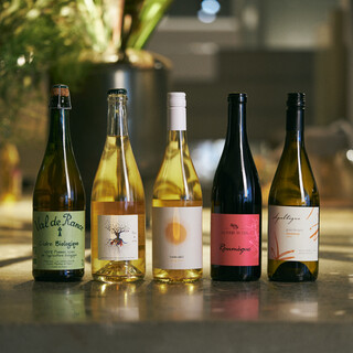 季節に合わせセレクトした"ナチュラルワイン"と共に。