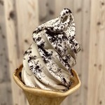 鳥取砂丘にいちばん近いドライブイン砂丘会館 カフェコーナー - 砂丘珈琲ソフトクリーム¥500　うまい。店名通り鳥取砂丘目の前にあるスタンドにて購入。砂を塗したかのようなビジュアル、鳥取砂丘の砂で焙煎したコーヒー豆が特徴の砂丘珈琲の珈琲味。まさに鳥取砂丘尽くし。