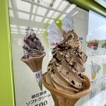 鳥取砂丘にいちばん近いドライブイン砂丘会館 カフェコーナー - 砂丘珈琲ソフトクリーム¥500　うまい。店名通り鳥取砂丘目の前にあるスタンドにて購入。砂を塗したかのようなビジュアル、鳥取砂丘の砂で焙煎したコーヒー豆が特徴の砂丘珈琲の珈琲味。まさに鳥取砂丘尽くし。