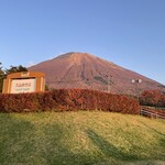 大山まきば みるくの里 - 店の看板と大山(2023.11.3)