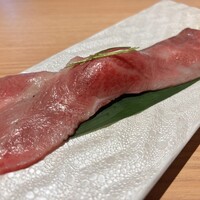 最飛び飛騨牛 しゃぶすき家 馬喰一代 名古屋WEST - 炙りトロサーロイン一本にぎり