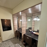 ウルフギャング・パック カフェ 愛知芸術文化センター店 - 女性用パウダールームは、ドレッサーに充実したアメニティが揃う