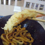 うどん・そば 吉平 - 大海老天　箸で持つと重い