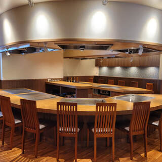 ライブ感も味わいながら、心も躍るｶｳﾝﾀｰ席はシェフとの会話も弾む