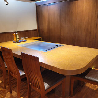 《個室席》～5名様｜鉄板を囲みながらのお食事に会話も弾む。接待・グループ様◎