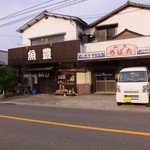 Uotoyozushi - 左がお寿司右がろばたの入口ですが、中はつながっています