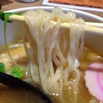 麺屋 ひしお - 麺は少し平打ち系でモチモチしてウマい