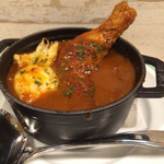 カレークラブ キユイエール・
          鶏肉は柔らかで骨離れが良い
          揚げ玉子は半熟