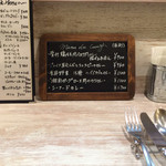 カレークラブ キユイエール・
          白木のカウンター
          カレーメニューとドリンクメニューはいずれもお手頃プライス