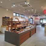 菓ふぇムラカミ - 奥にカフェスペースがある売り場