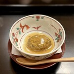 よし町 - ギュリギュリした粗挽き挽肉がいい！
      キノコの香りブワアアアアア！！
      餡は繊細な感じなのにジビエに合っててすごい！絶妙だああああ！うめええええ！
      